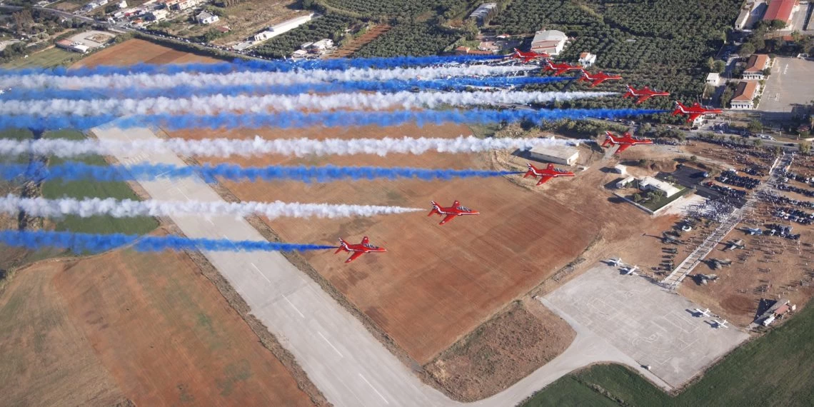 Red Arrows: Η βρετανική Βασιλική Πολεμική Αεροπορία τίμησε τη Μάχη της Κρήτης